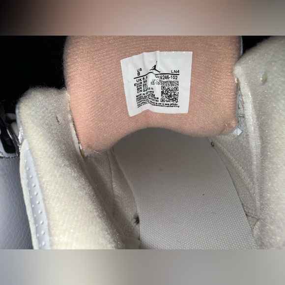 Women’s Air Jordan 3 Neapolitan - Picture 8 of 9